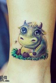 Arm karikatūru govju tetovējumi tiek dalīti ar tetovējumiem