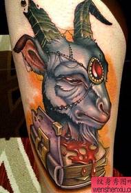 Bar shfaqje tatuazhesh rekomandoi një model të tatuazhit antilopë me stil shkollor krah me ngjyra
