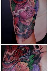 Braccio bellissimo motivo a tatuaggio colorato serpente e fiore di peonia