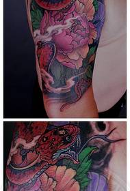 Arm magagandang kalakaran kulay na ahas at peony bulaklak tattoo pattern