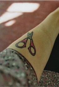 modello di tatuaggio forbici braccio
