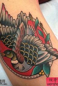 Tatuointiesitys, suosittele käsivarren väri niellä tatuointi