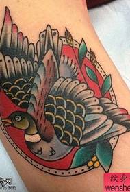 Spettacolo di tatuaggi, consiglia un tatuaggio a rondine color braccio