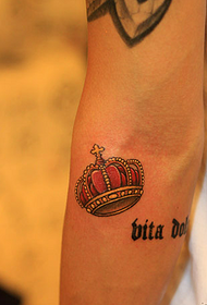 U ritrattu di mostra di tatuaggi hà cunsigliatu un mudellu di tatuatu di corona di bracciale