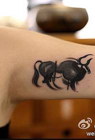 A barra de espectáculos do tatuaje recomendou un patrón de tatuaje de vaca con tinta de brazo