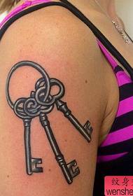 Tatuaj spectacol, recomandă o femeie braț cheie de tatuaj de lucru