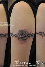 Braç bonic model de tatuatge de rosa clàssica i vitex