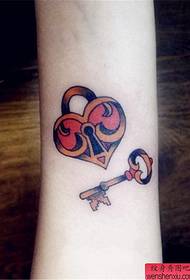 fată braț în formă de inimă în formă de inimă cheie tatuaj