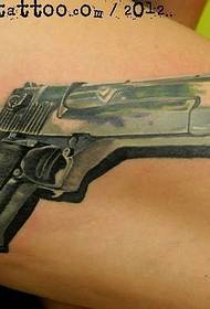 手臂上的3d手槍紋身圖案