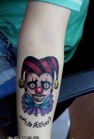 Pokaz tatuażu, polecam kreatywny tatuaż klauna w kolorze ramienia