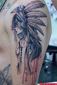 Roinntear tattoos cailín Indiach ag tatúnna
