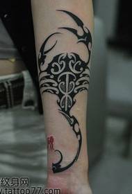 Un modello di tatuaggio di scorpione totem bello e bello