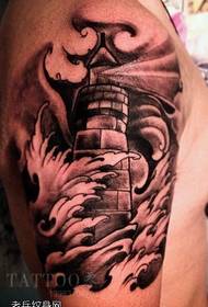 Et tatoveringsværk med en arm fyrtårn, der deles af tatoveringsforretningen