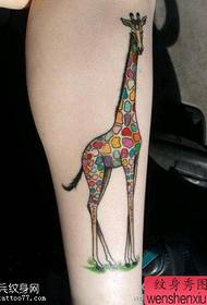 Работа с татуировки на жирафа с цвят на ръцете