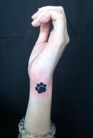 Se puede ver el brazo pequeño de la niña para ver el patrón de tatuaje de transferencia de panda