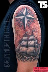 Braccio creativo per tatuaggi in barca a vela