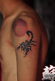 Arm ruoko rwakanaka uye rwakakurumbira totem scorpion tattoo maitiro