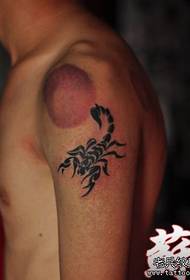 Braccio modello di tatuaggio scorpione totem bello e popolare