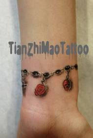 Meisies hou van tatoeëermerke met armband