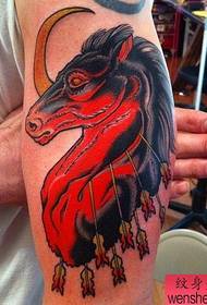 Traballo de tatuaxe de cabalo de cor brazo