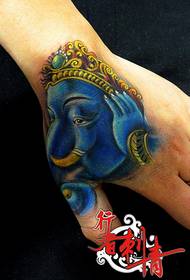 Käsi hyvännäköinen värikäs norsu jumala tatuointi malli