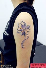 Lucrare tatuaj lotus culoare braț