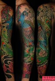 Treball de tatuatge de braç de flor creatiu de paó real