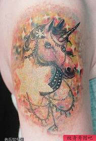 Tatuatge d’unicorn estrellat de braç treballat amb cel