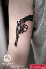 Spettacolo di tatuaggi, raccomandare un lavoro di tatuaggio a pistola a braccio