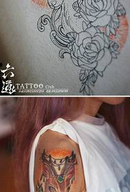 Tyttö käsivarsi trendikkäitä klassisen peuran tatuointikuviota