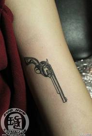 Tattoo show, anbefaler en kvinne arm pistol tatovering arbeid