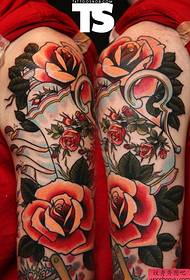 Braccio di un tatuaggio creativo con braccio di fiori