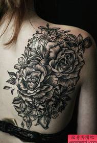 Tattoo show bar rekomandoi një model të tatuazhit të luleve të personalitetit mbrapa