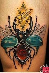 ein schulähnliches Käfer-Tattoo-Muster