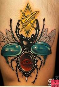 un modello di tatuaggio scarabeo in stile scuola