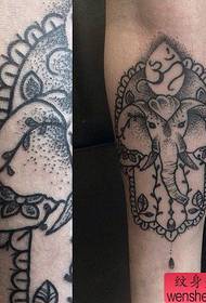 Ieteicama tetovējumu izstāde, tetovējums ar roku dūriena tetovējumu