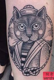 Show de tatuagem, recomendo uma tatuagem de gato no braço