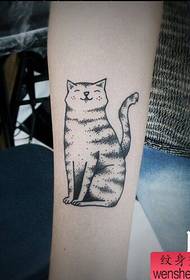 O lucrare de tatuare a pisicii brațului