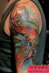 vyro rankos asmenybės laimingo nefrito tatuiruotės modelis