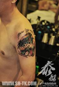 Jongen syn earm knappe trend tattoo patroan fan luipaardkop