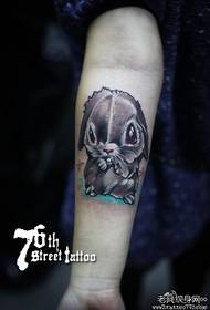 Tyttö käsivarsi muoti söpö kani tatuointi malli