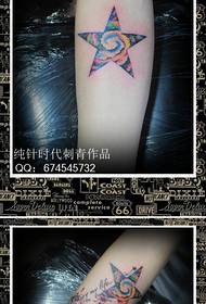 Estrella de cinc puntes de moda de tendència del braç amb patrons de tatuatges del cel estrellat