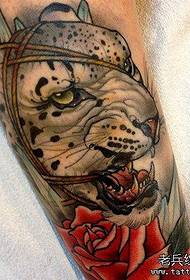 Praca tatuażu lamparta w kolorze ramienia