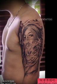 Kar Chicano lány tetoválás tetoválásokkal működik