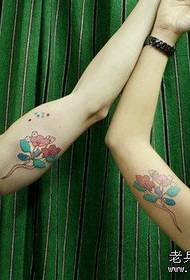 Brazo dibujos animados pareja floral tatuaje