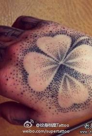 Modello di tatuaggio a forma di trifoglio a quattro foglie con una punta del braccio moda classica