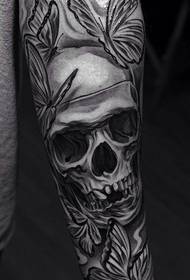 Brazo creativo negro gris cráneo tatuaje trabajo