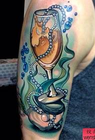 Un modello del tatuaggio del bicchiere di vino del braccio