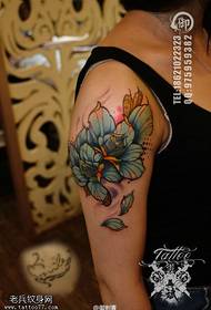 Un modello di tatuaggio rosa colorato a braccio
