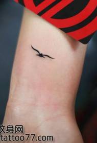Wzór tatuażu ramię ładny ptak totem